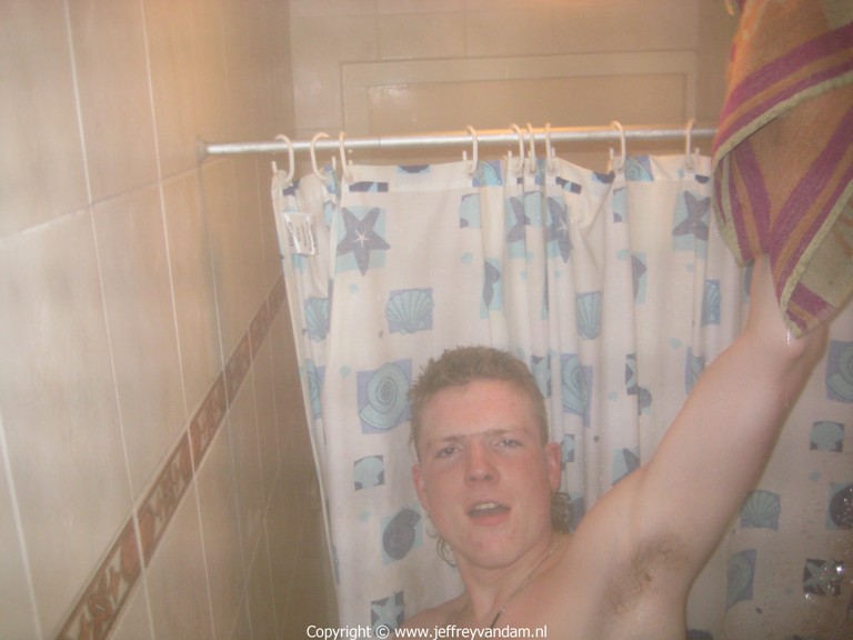 Papa even foto gemaakt via het douche raampje, dit is de blik van "hé rot op joh!"