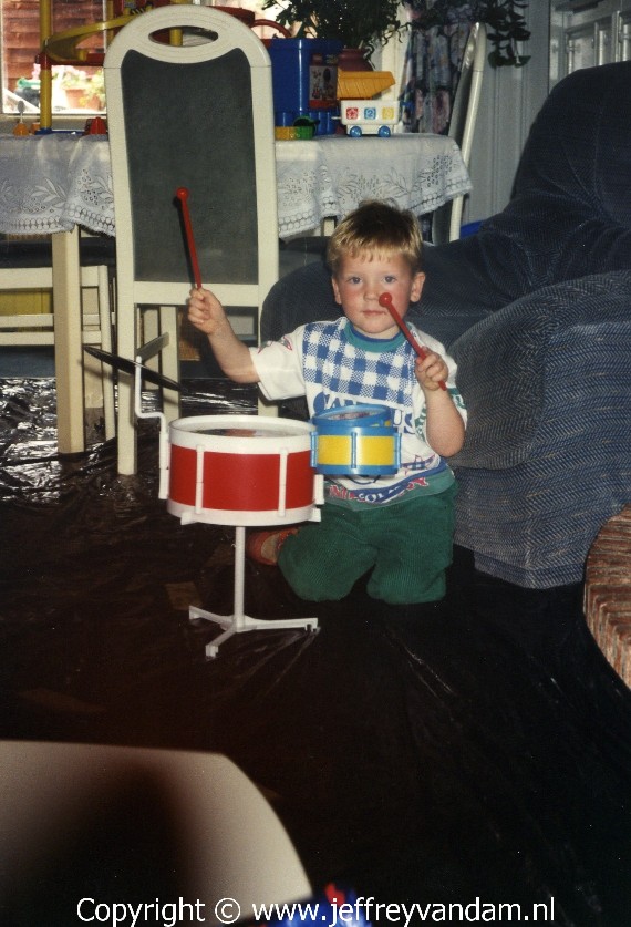 Dat drummen dat hij zo leuk vond zat er al vroeg in, hier met zijn eerste drumstel