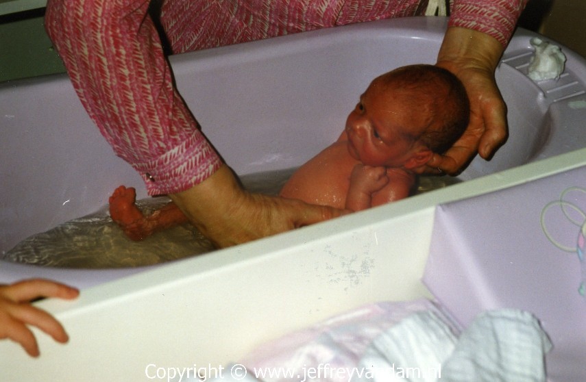 Net geboren en even lekker in het badje gewassen worden