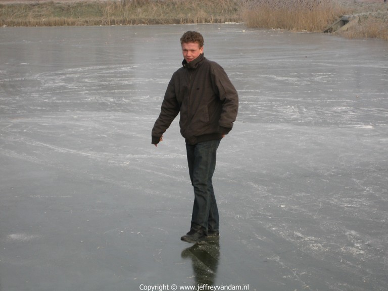 Even kijken of het ijs al dik genoeg is om op te lopen